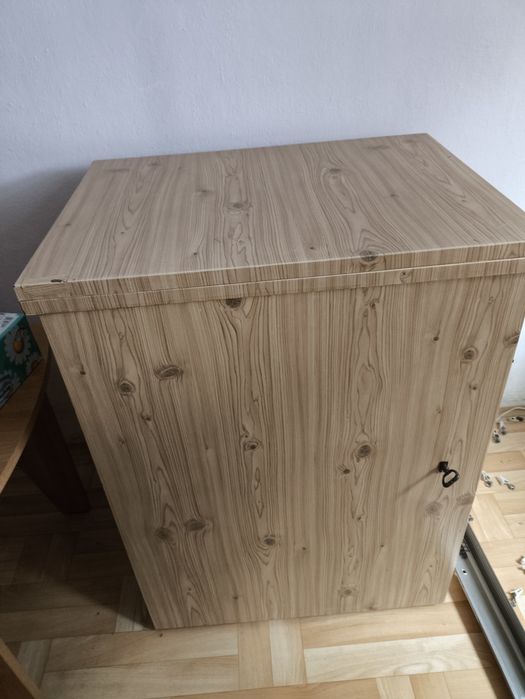 Sprzedam maszynę do szycia szafkową