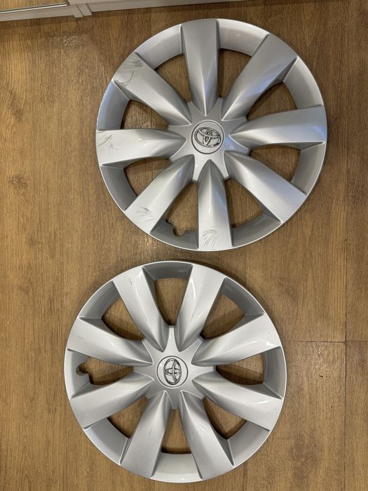 Kołpaki Toyota 16  dwie sztuki stan bardzo dobry OE
