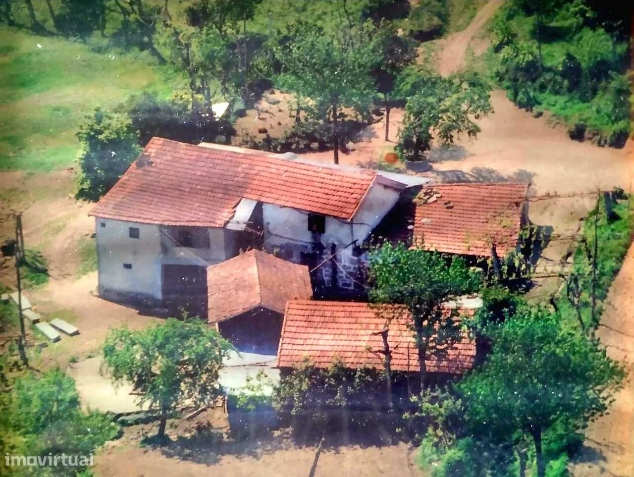 Quinta com exploração de viticultura em Guimarães