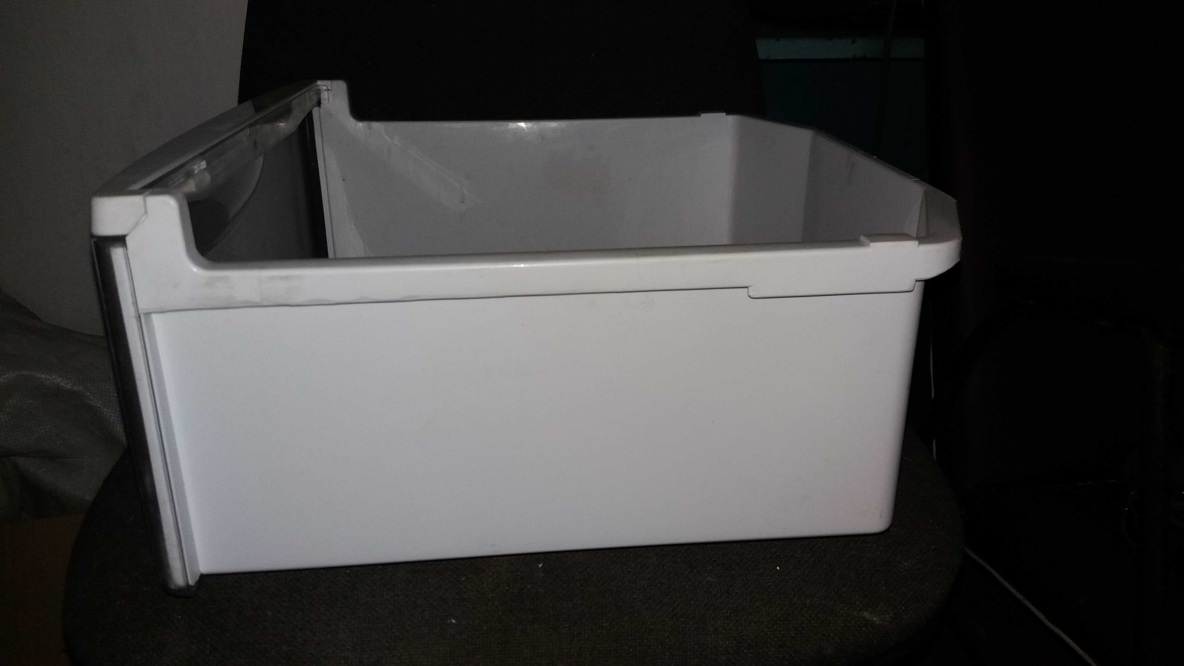 Продам пластмассовый короб в морозилку для импортного холодильника