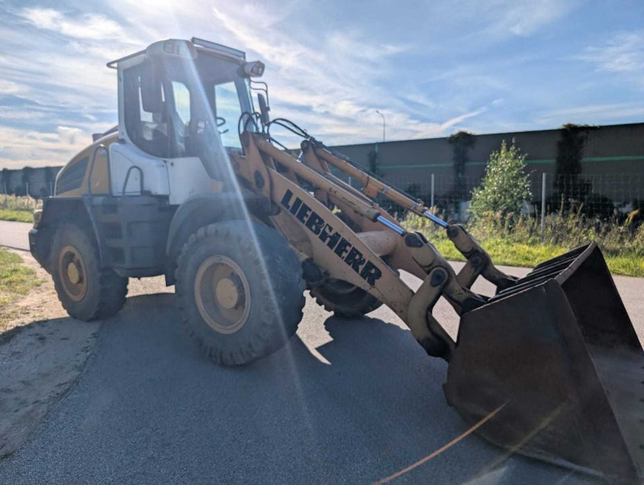 LIEBHERR L524 SPRAWNA ŁADOWARKA KOŁOWA 2010 mało pracowała dobre opony