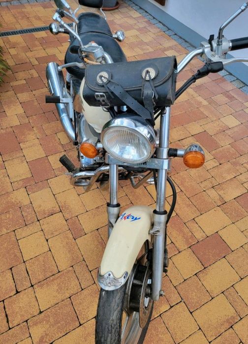 Motocykl Daelim 125 jako dekoracja