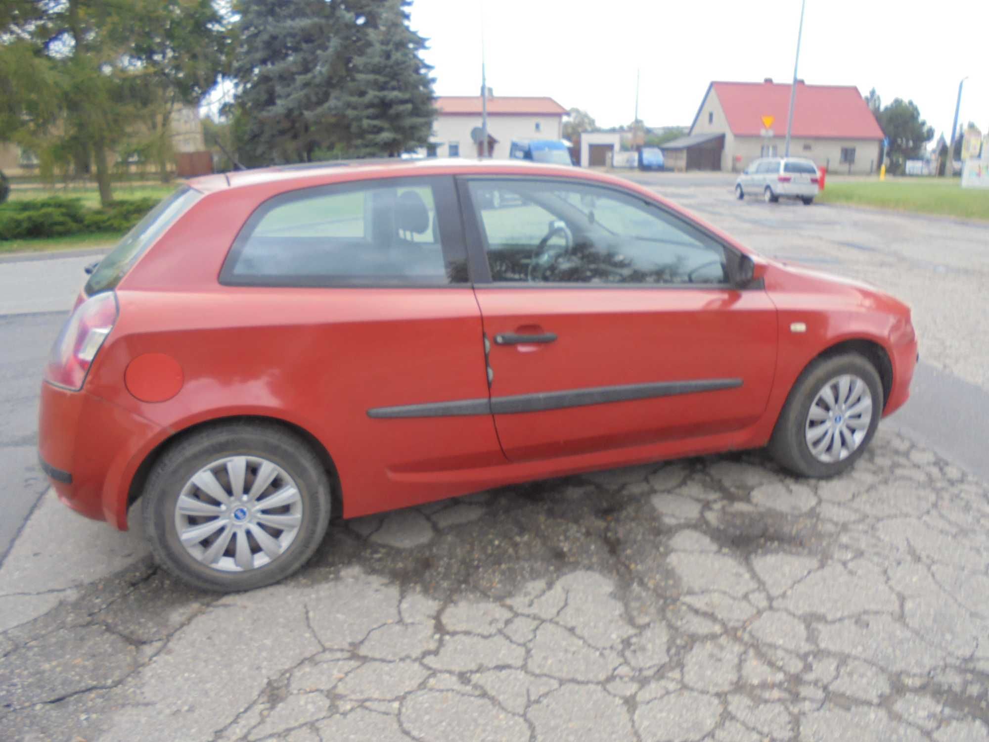 Fiat Stilo 3drzwi 1.6 benzyna kolor czerwony przeznaczony na części