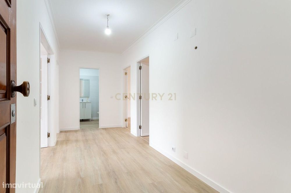 Apartamento T2 com terraço a 150m da estação de Queluz – Monte Abraão