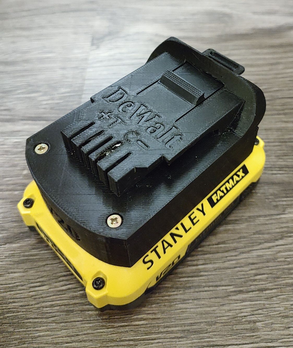 Adapter DeWalt XR18 na baterie Stanley Fatmax V20