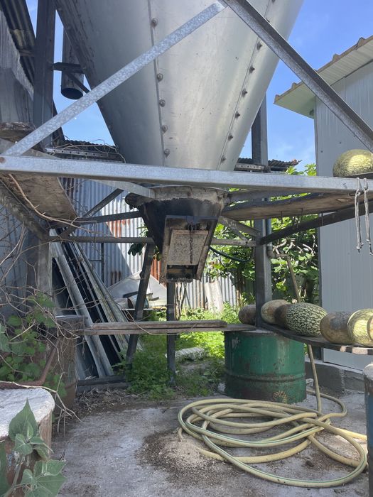 Silo vertical semi-usado em bom estado