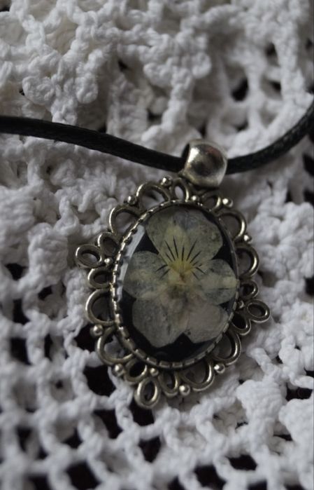 Кулон з епоксидної смоли з сухоцвітами