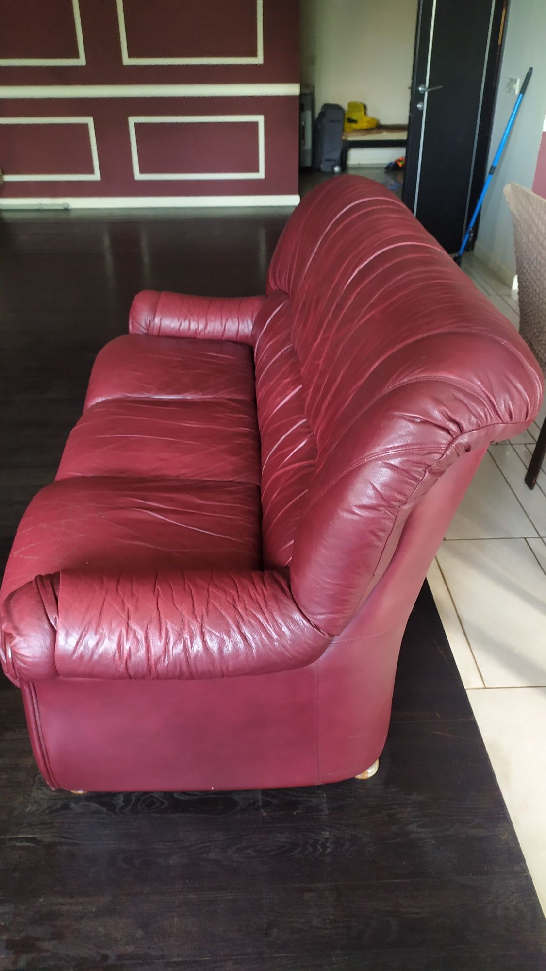 Продам кожаные диваны и кресло