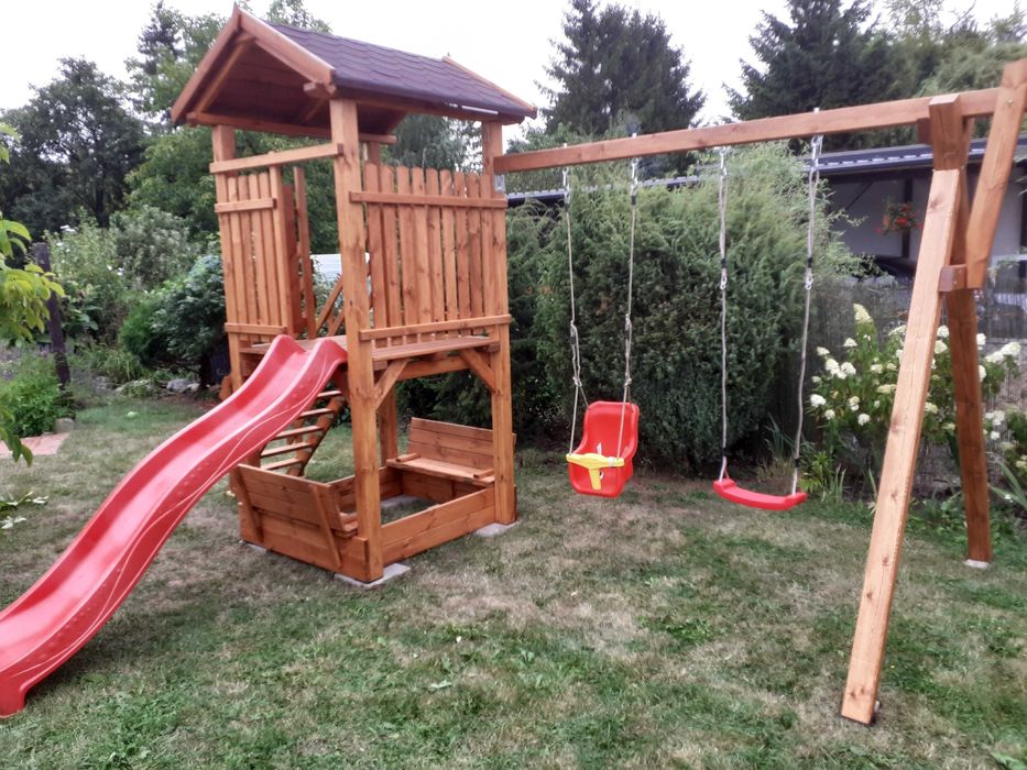 Huśtawka, plac zabaw z drewna, lawka, domek dla dzieci.