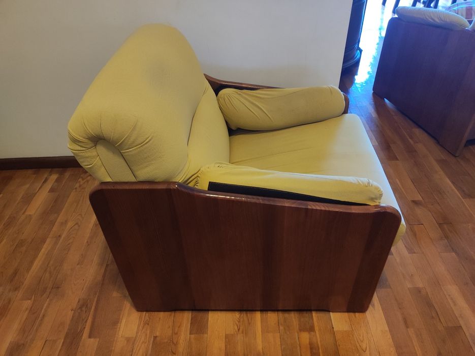 Poltrona Cerne em madeira maciça com estofos amarelos