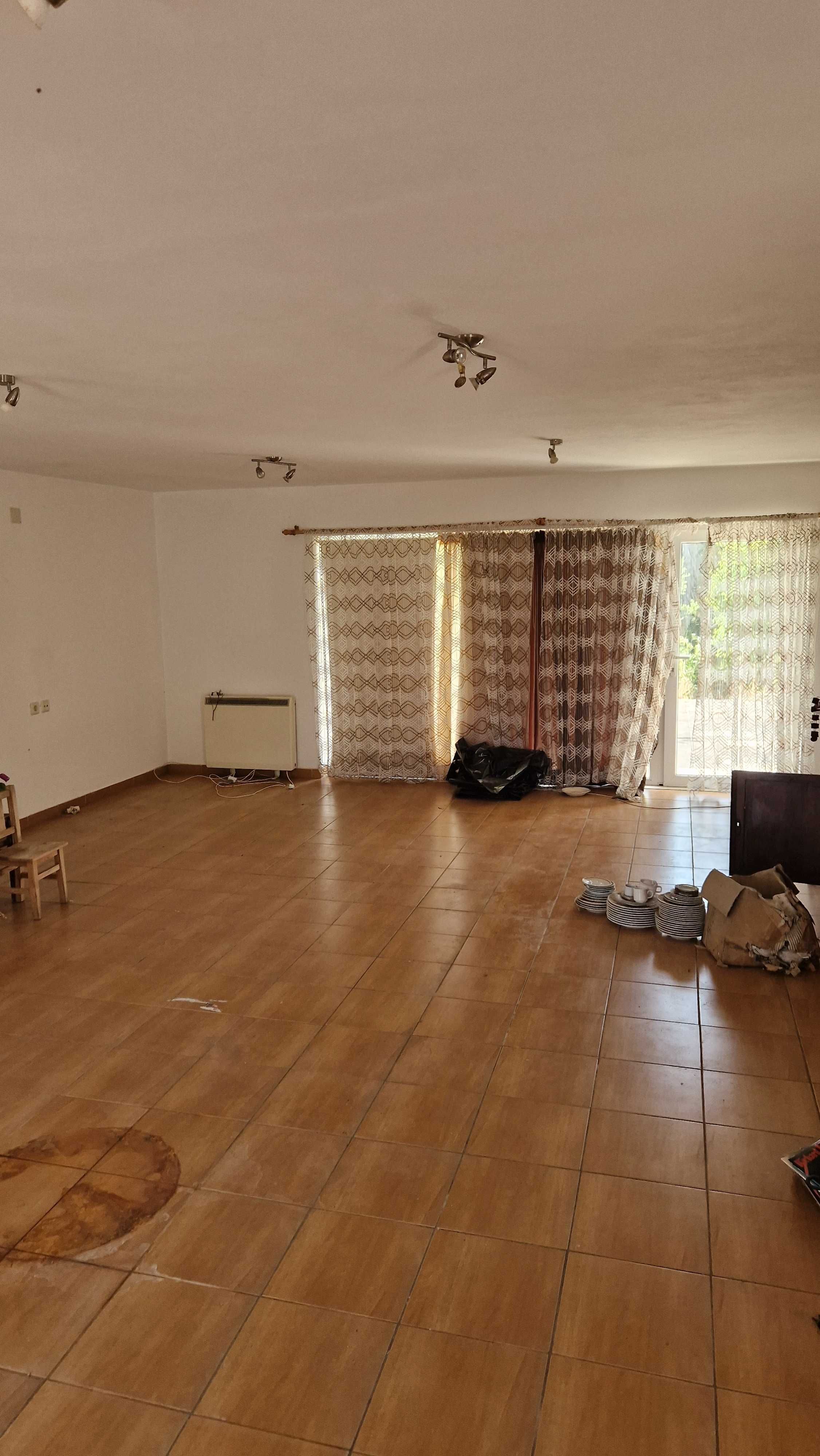 Moradia T6 com 2 andares ,1 andar renovado