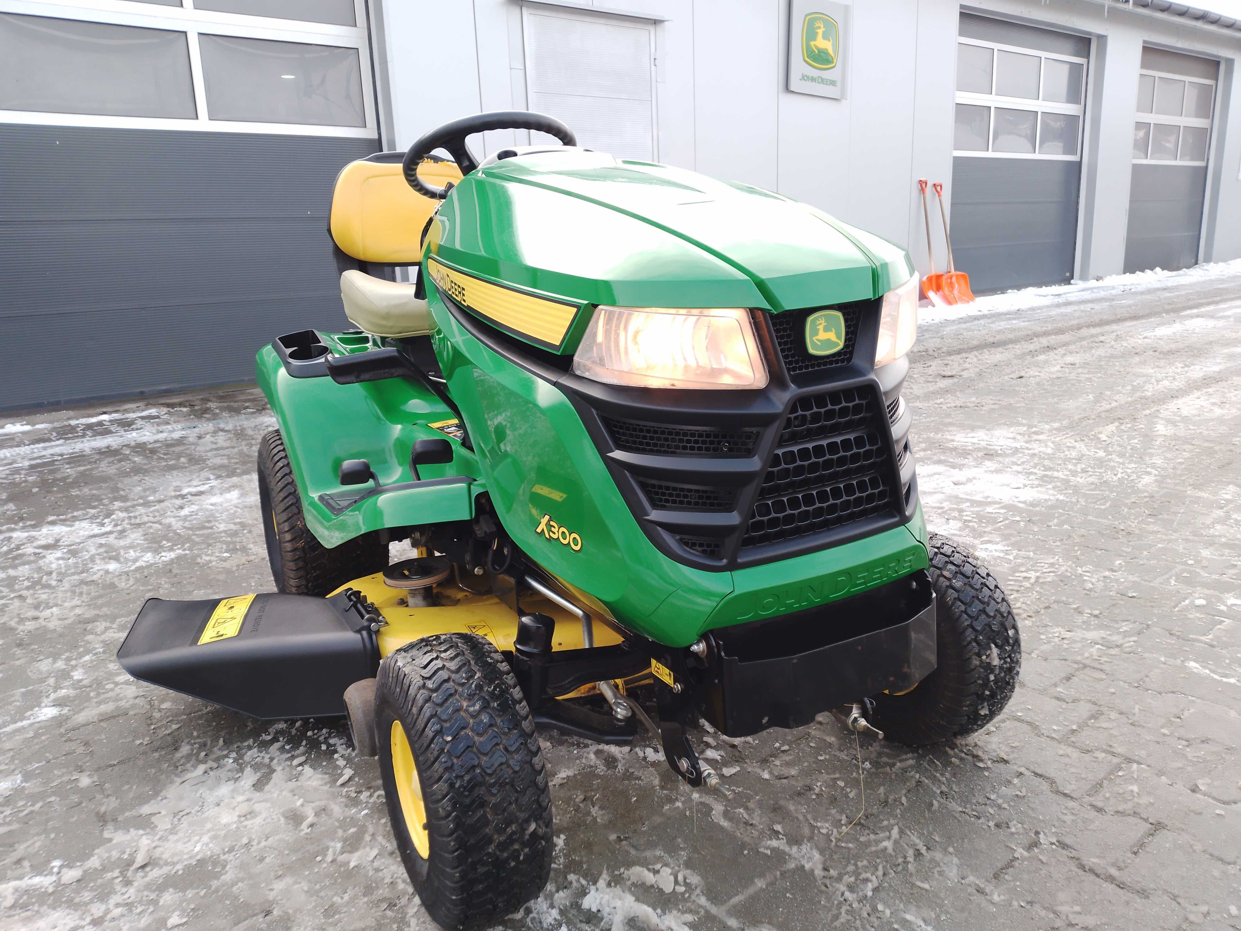 Traktorek John Deere X300