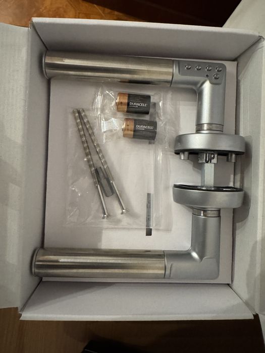 Maçaneta de porta direita interior com abertura por código - YALE