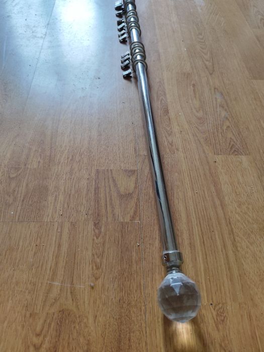 Karnisz z diamentami po bokach