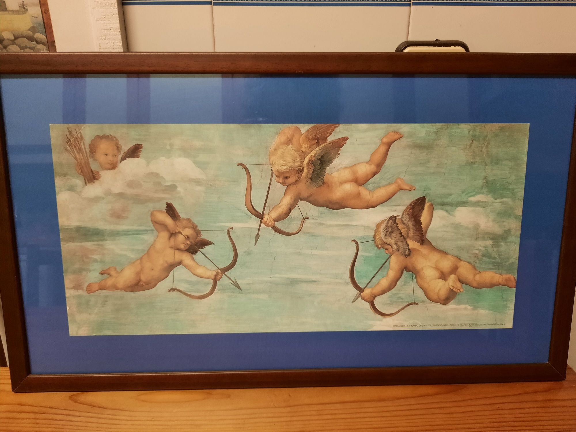 Quadro com gravura de anjos de Rafaello.