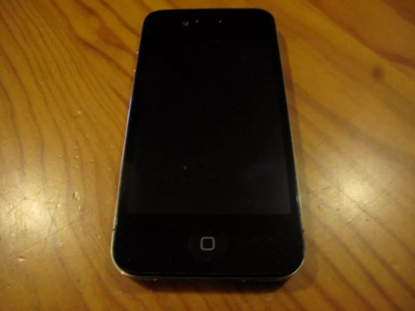 2 iPhones 4 - 8 Gb e 16 Gb - Para Peças
