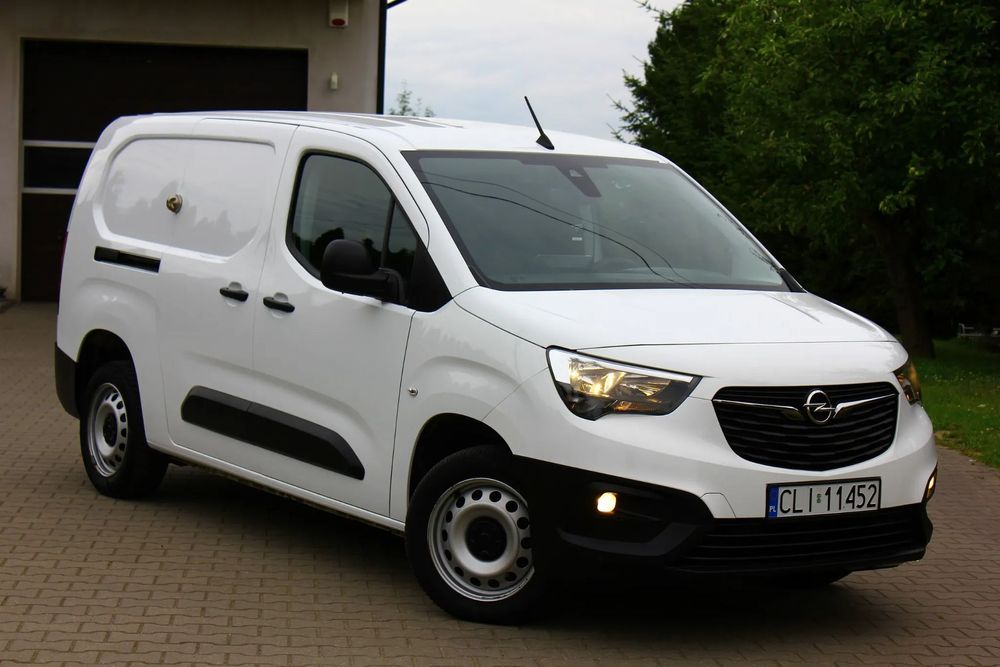 Opel Combo 1.5 CDTI 102KM LONG L2 3 OSOBOWY  NAVIGACJA KAMERA COFANIA CLIMATRONIC DWUSTREFOWY  1.5 CDTI 102KM LONG I Właściciel Serwisowany Bezwypadkowy FV23%