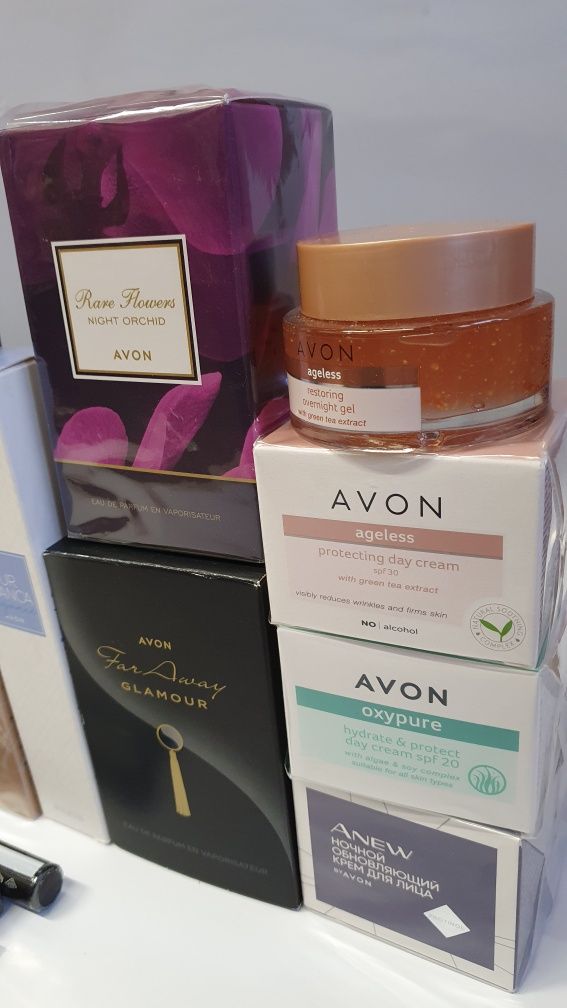 Zestaw kosmetyków Avon, perfumy, krem, szminka, serum, korektor