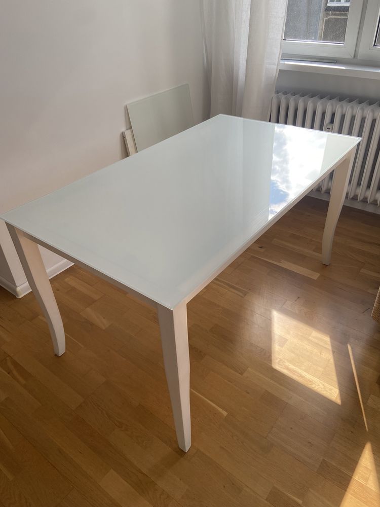 Biały stół ze szklanym blatem