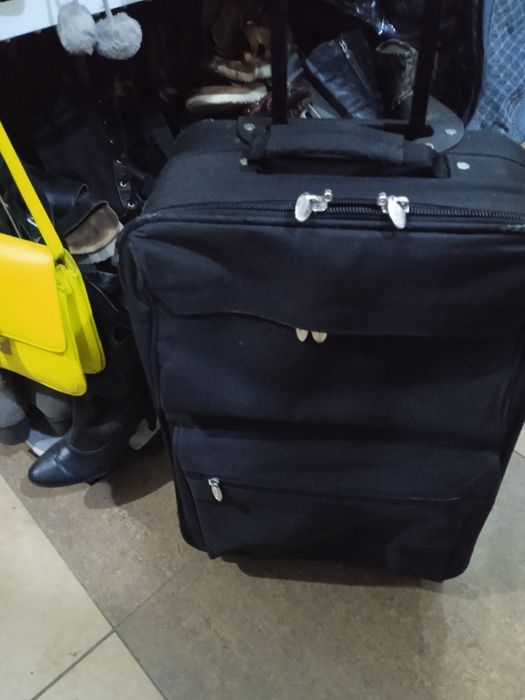 Продам два чемодана на колесах с выдвижной ручкой