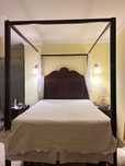 Cama com dossel em mogno