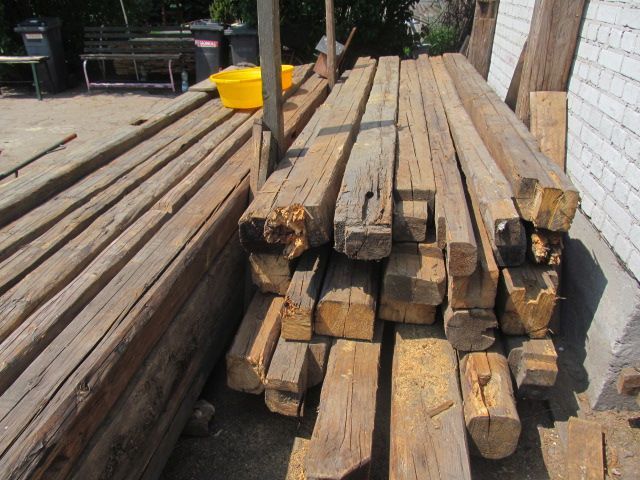 Stare belki ciosane stare deski ciosane ciete z bala stare drewno