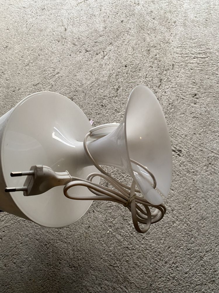 Biała lampka nocna biurkowa retro