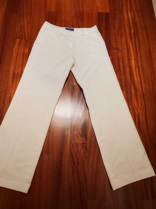 Calças bege claro originais da marca Sacoor. Novas.