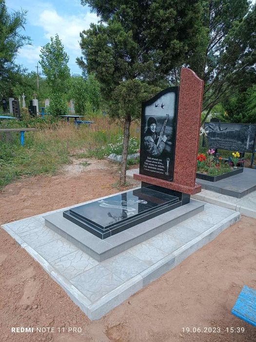 Гранітні вироби:пам'ятники,  вази, шари,балясини , колони.