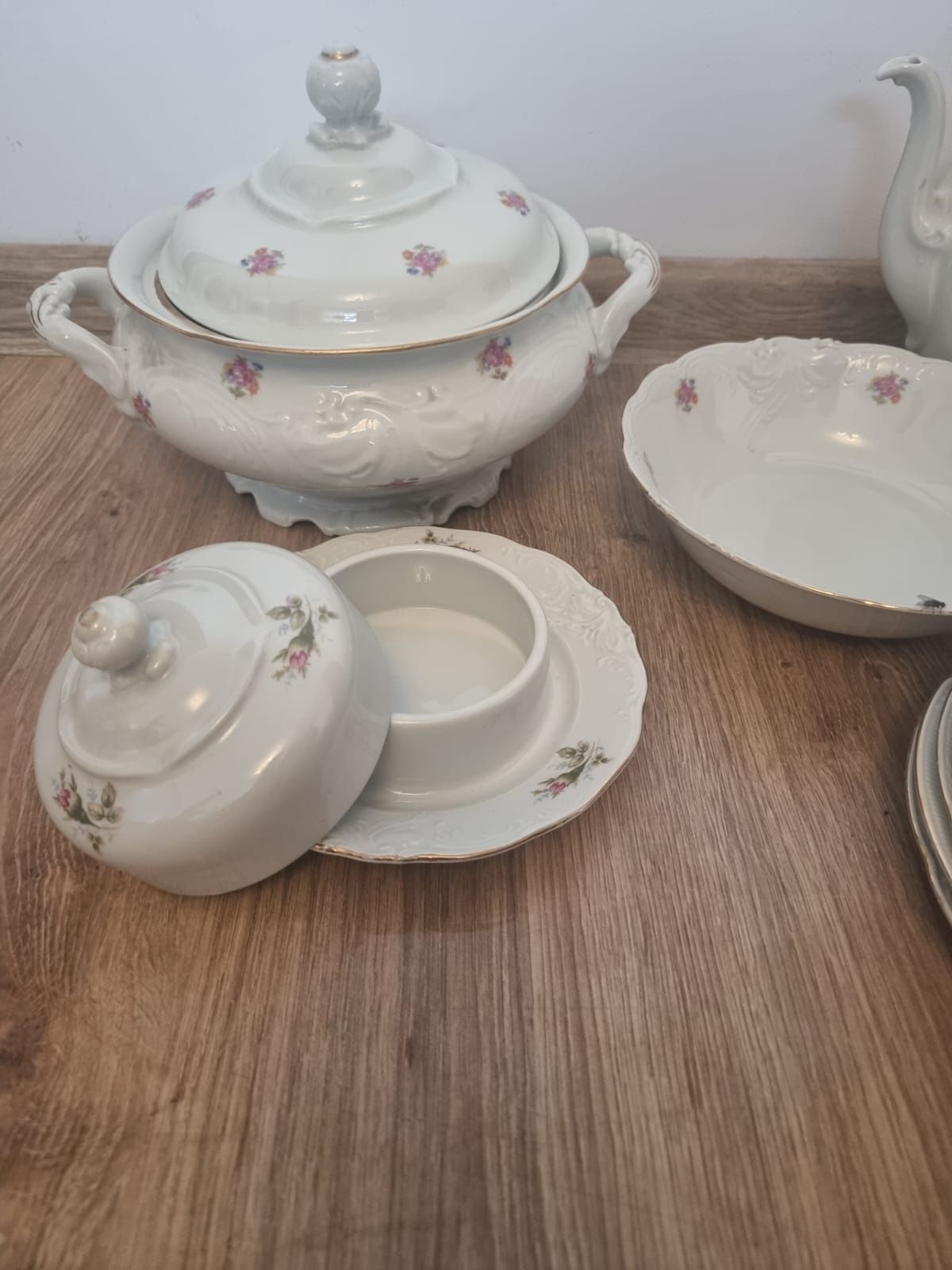 Zastawa porcelanowa w kwiaty ze złoceniami