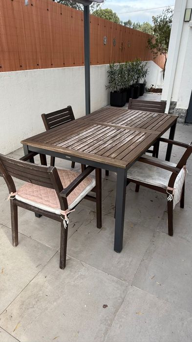 Mesa de jardim com 4 cadeiras em óptimo estado.Madeira certificada .