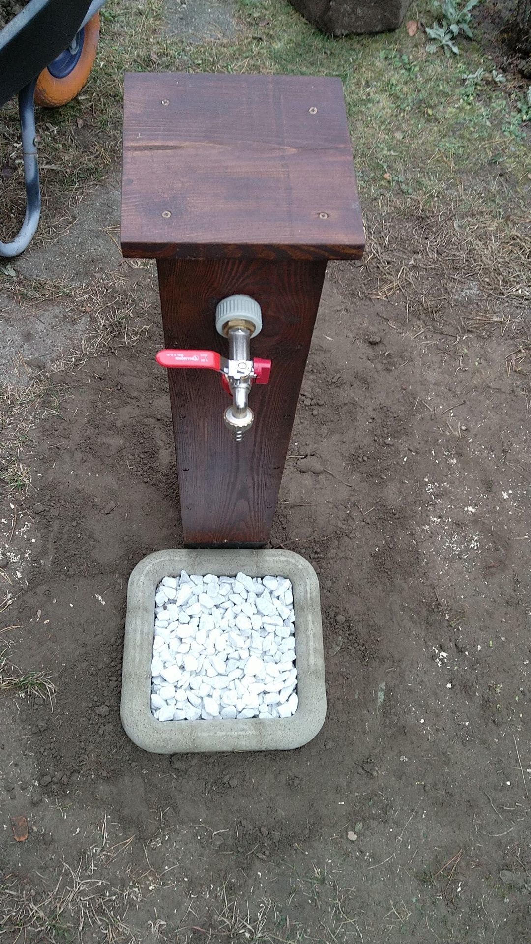 Hydrant ogrodowy, słupek drewniany z kranem, ujęcie wody