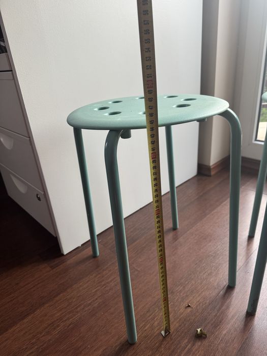2 metalowe taborety Ikea w kolorze miętowym – stabilne, jak nowe