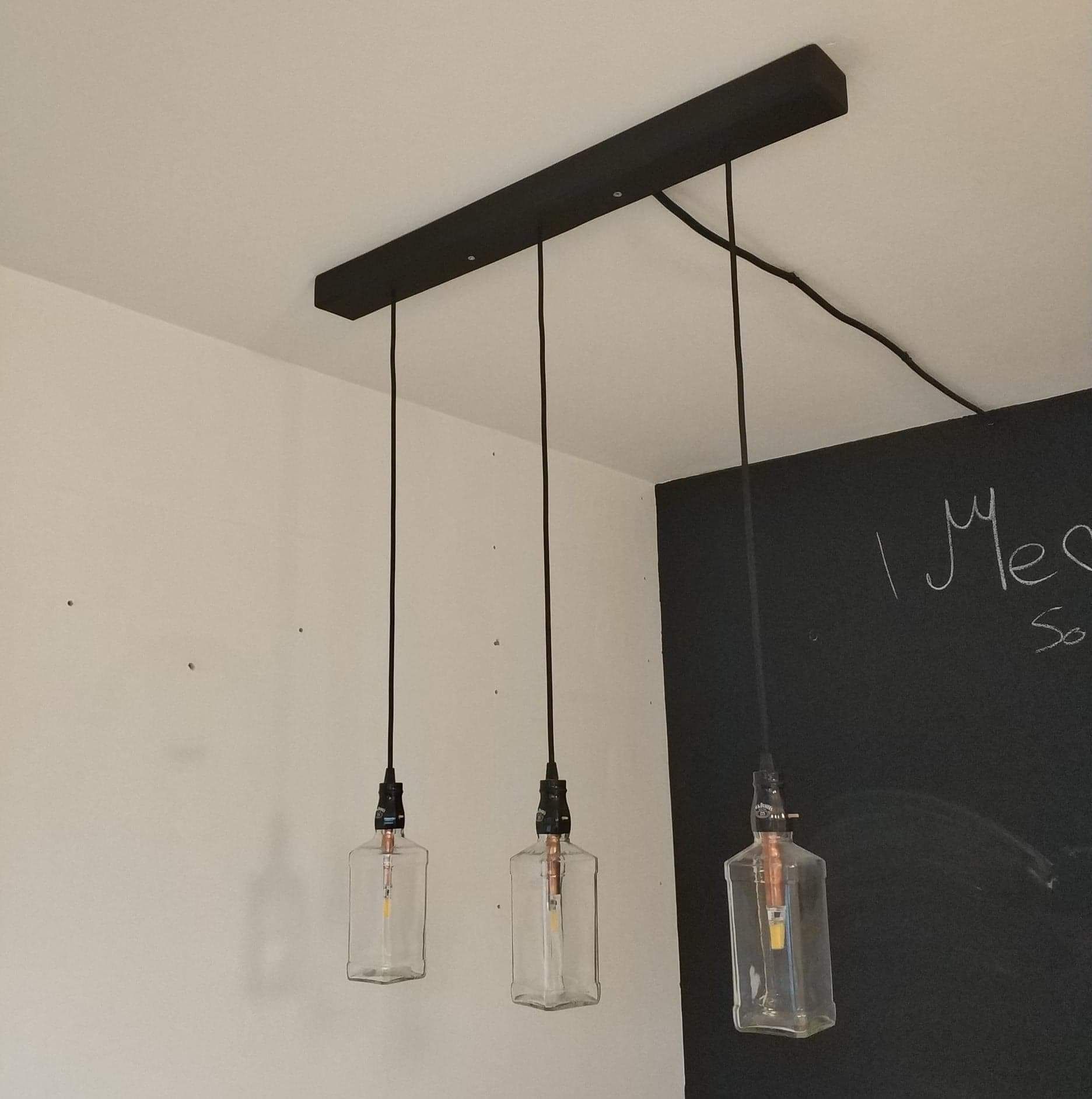 Lampa sufitowa czarna z butelek Jack Daniels