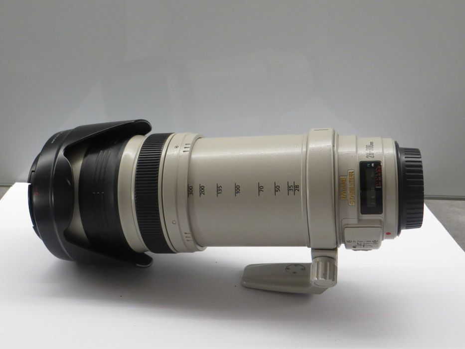 Lente Canon EF 28-300-3.5.6-IS-L bem cuidada