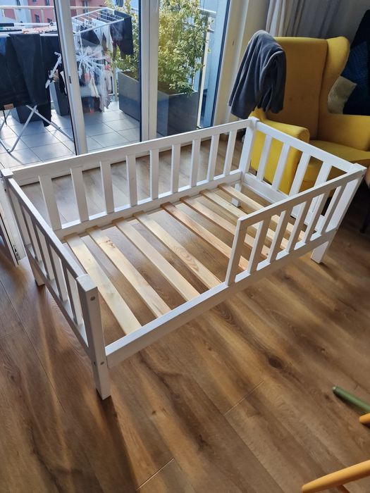 Białe łóżeczko dziecięce 140 cm na 70 cm z materacem