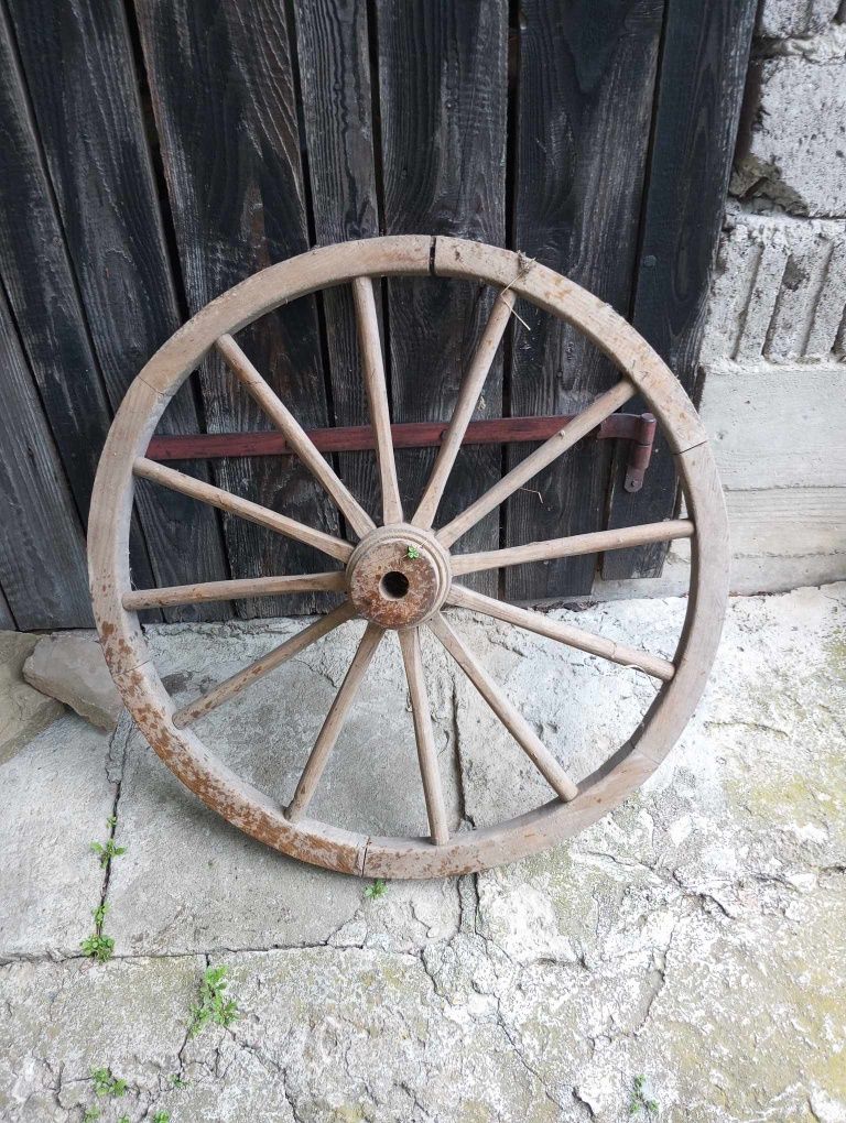 Stare koło drewniane od wozu