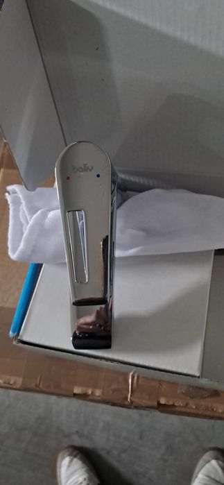 2 torneiras novas em caixa