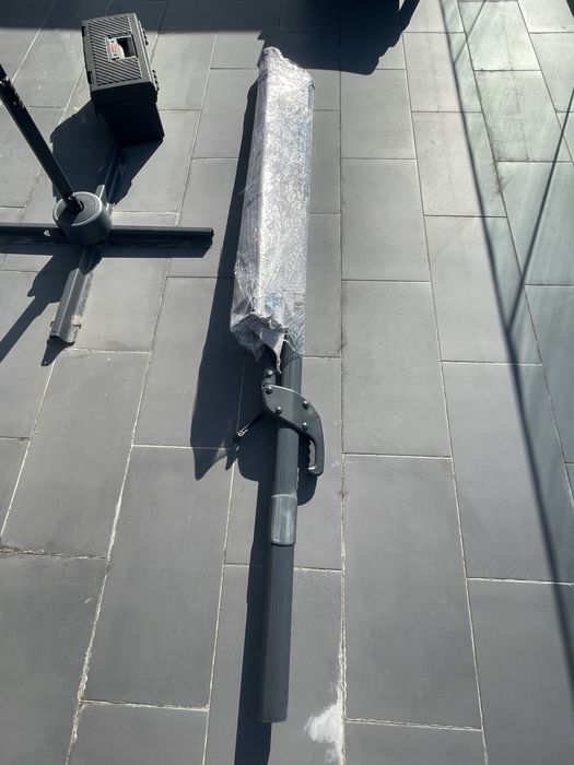 Chapeu sol, espreguicadeiras e tapete relva