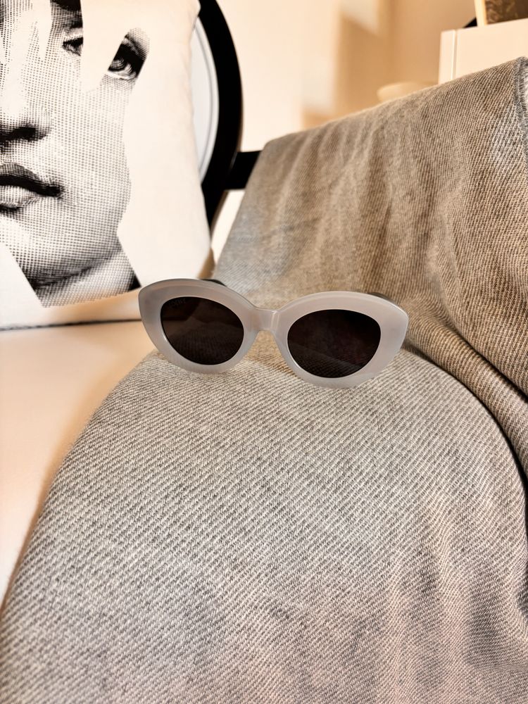 Oculos novos de cor cinzenta e preta