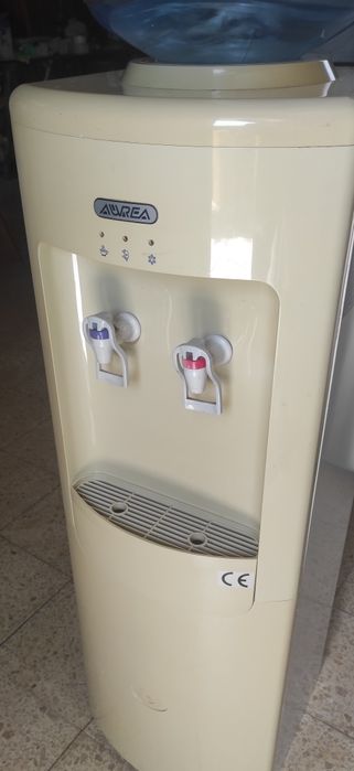 Dispensador de água fria e quente
