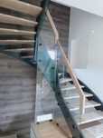 Schody drewniane balustrady oświetlenie