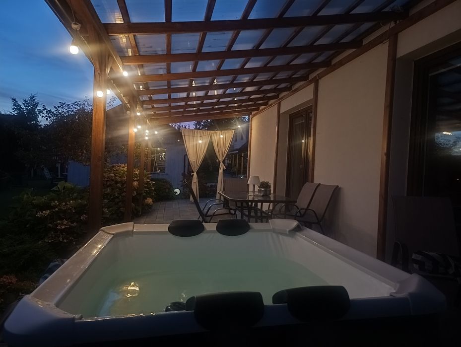 Apartament z tarasem i jaccuzi, wanną i wyjściem na ogród nad morzem w