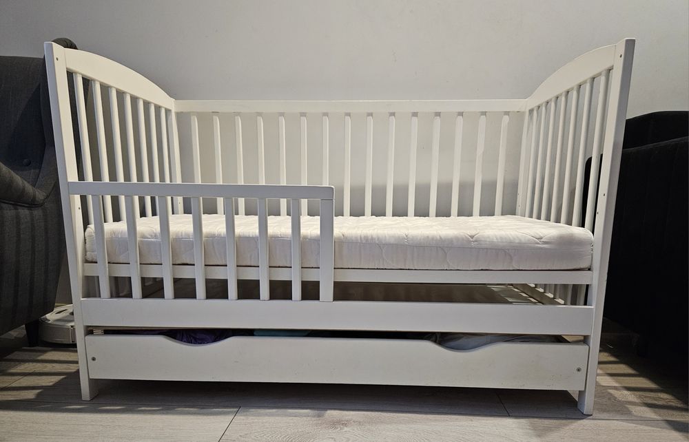Białe  łóżeczko dla dziecka w bardzo dobrym stanie!