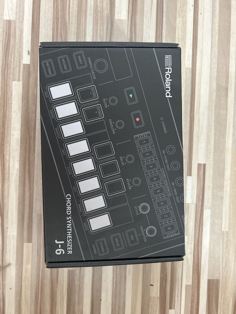 Roland Aira J-6 Synth Syntezatory