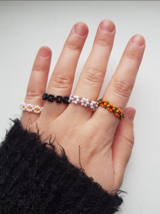 Каблучка колечко на резинці із бісера ромашки білі