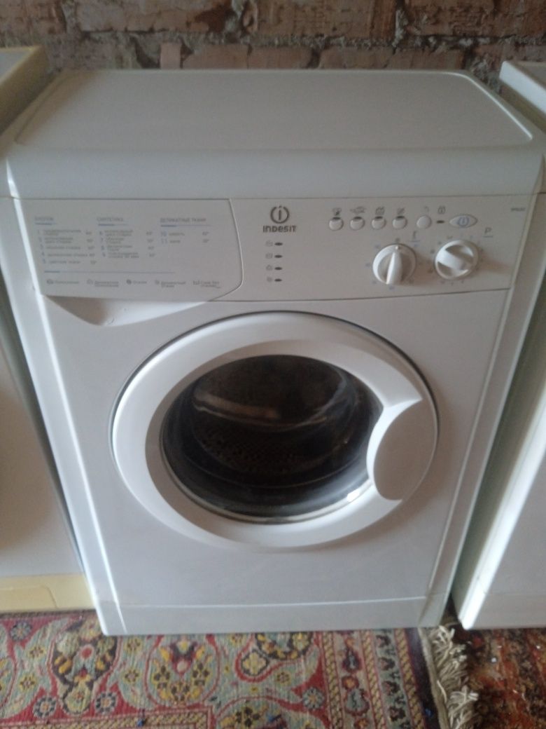 Стиральная машина Indesit WISL82  на 6 кг