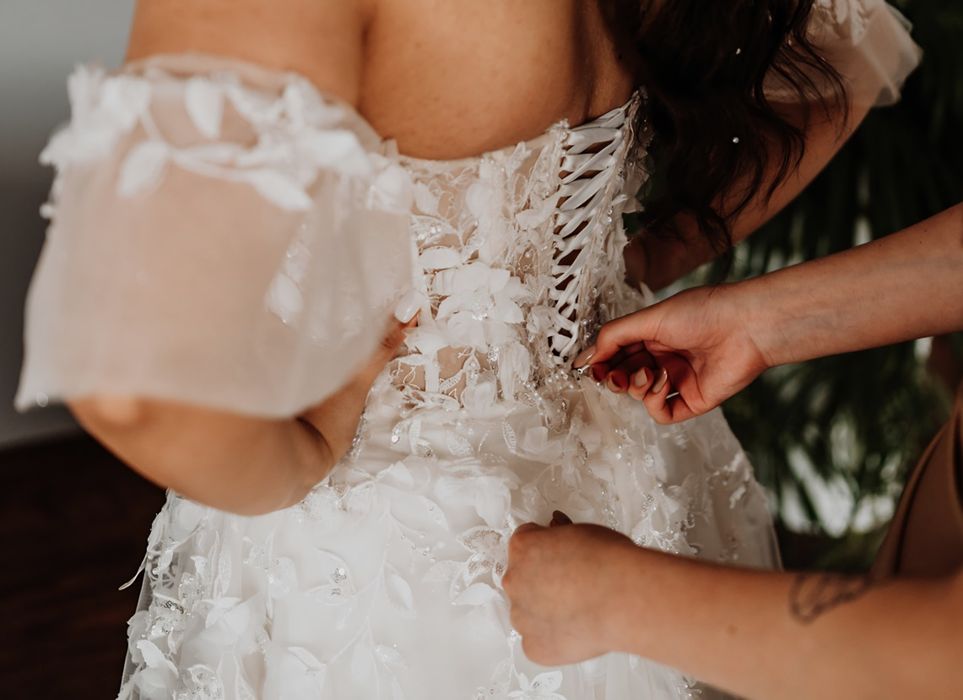 Suknia ślubna gorsetowa z koronką