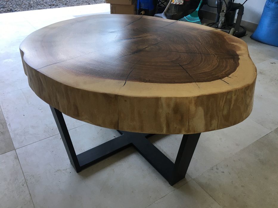 Stolik kawowy z plastra drewna jesionowego