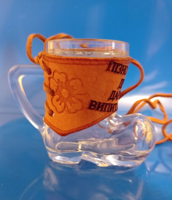 Рюмка-сувенир в натуральной коже с кожаным шнурком